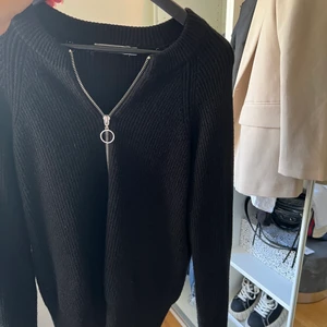 Half zip - Svart half zip stickad tröja från NA-KD storlek M❤️‍🔥❤️‍🔥