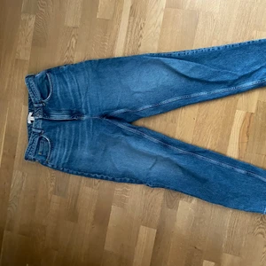 Jeans  - Två st jeans från H&M, både i storlek 40. 100:-/styck eller 150:- för båda, nypris 399:- styck