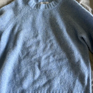 Stickad tröja - Säljer min jättefina stickade tröja från COS. 