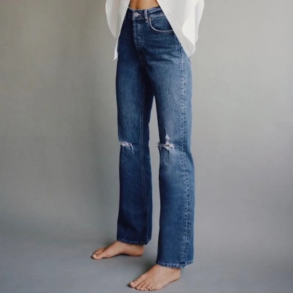 Snygga bootcut jeans från Zara! Använda men i bra skick❤️. Jeans & Byxor.