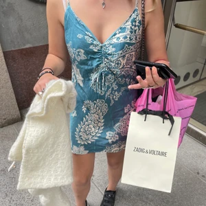 Klänning zara strl xs - Säljer denna klänning som endast är använd en gång! Strl xs🙏🙏