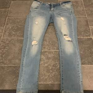 Blåa ripped jeans  Passar 14 år Storlek S