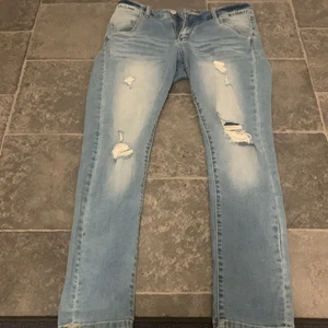 Ripped jeans!  - Blåa ripped jeans  Passar 14 år Storlek S
