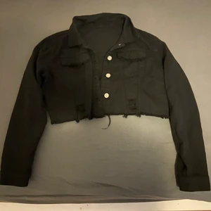 En kort jeans jacka - Den är i bra kavlite och har bara använt en gång🤩🤩