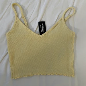 Gul topp - Gul topp från asos, endast använd en gång, köparen står för frakten på 49kr 