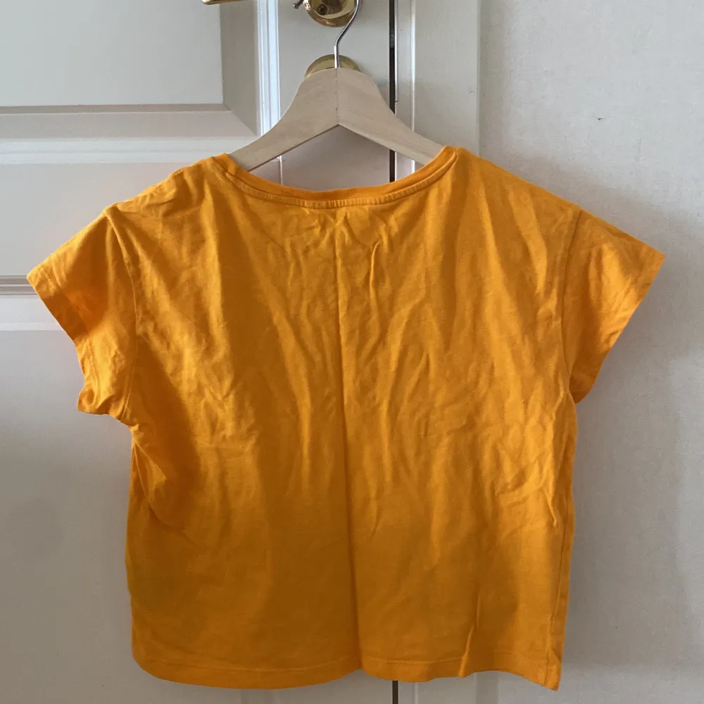 Orange nasa T-shirt i användt sick (inga fläckar eller så) . T-shirts.