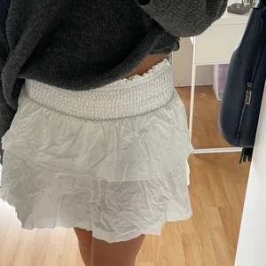 Vit volang kjol! - Säljer denna vita volang kjolen!! (Dock Inte struken) storlek M❤️betalning via swish och köparen står för frakten!