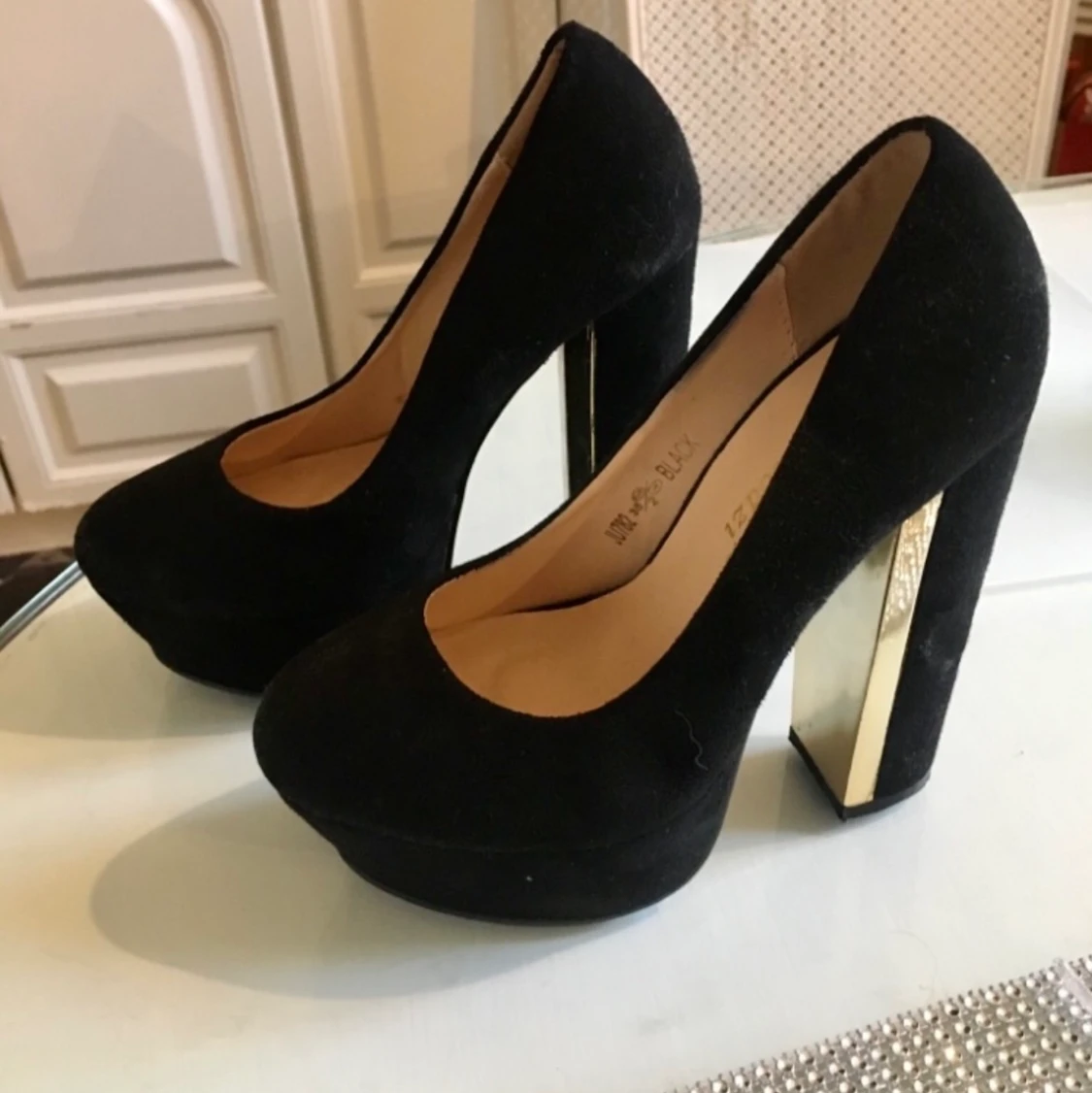 Nya snygga platå pumps 35/36 Svart mocka/Guld