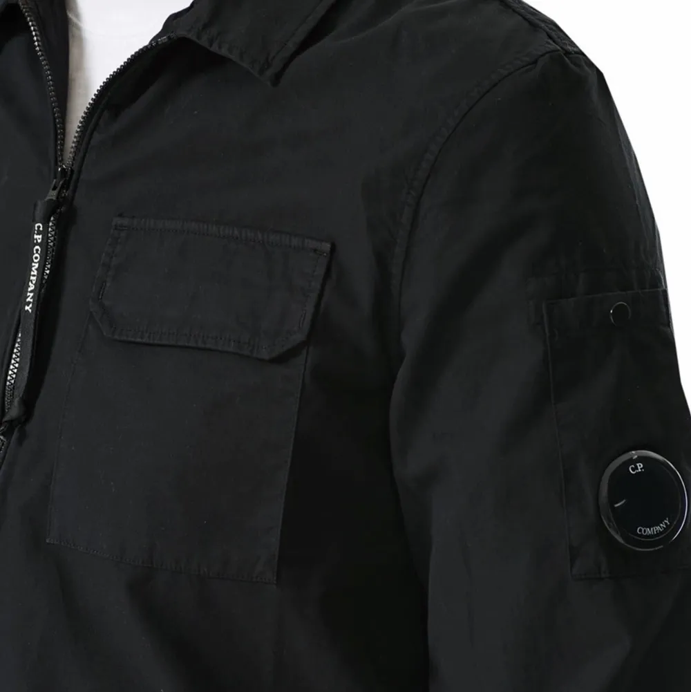 En svart cp company overshirt i bra skick. Nypris 2599kr. Tröjor & Koftor.