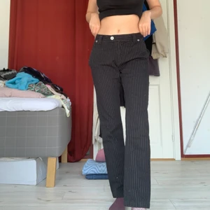 Randiga tygbyxor - Jättefina byxor från märket freeze, men används inte för har inte rumpa att fylla ut byxorna med🥹🥹. Det står att det är storlek 164, vilket det definitivt är i längden, men i midjan är det Xs/S (går även att justera tightare!