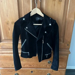 Mocka jacka  - Säljer denna fina svarta mocka jackan från Vero Moda därför den blivit för liten. Den är i bra skick 9/10 och är bara använd ett fåtal gånger. Den kostar 300 kr + frakt som ligger på 69 kr. Nypris: 1000kr 