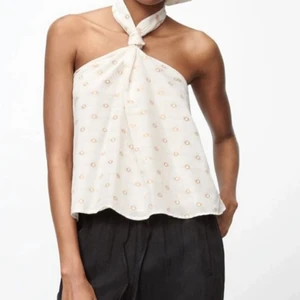 Zara topp - Jättefin topp från zara som är helt slutsåld ! Denna var alldeles för stor för mig så säljer vidare :) går säkert att sy in om man skulle velat det också.