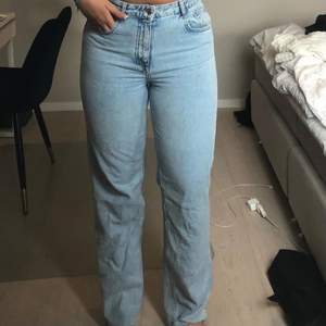 Super fina ljusblåa jeans från zara med en liten slits längst ned.