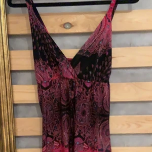 Klänning - Säljer denna jätte fina klänningen, storleken är s/m men sitter mer som xs/s