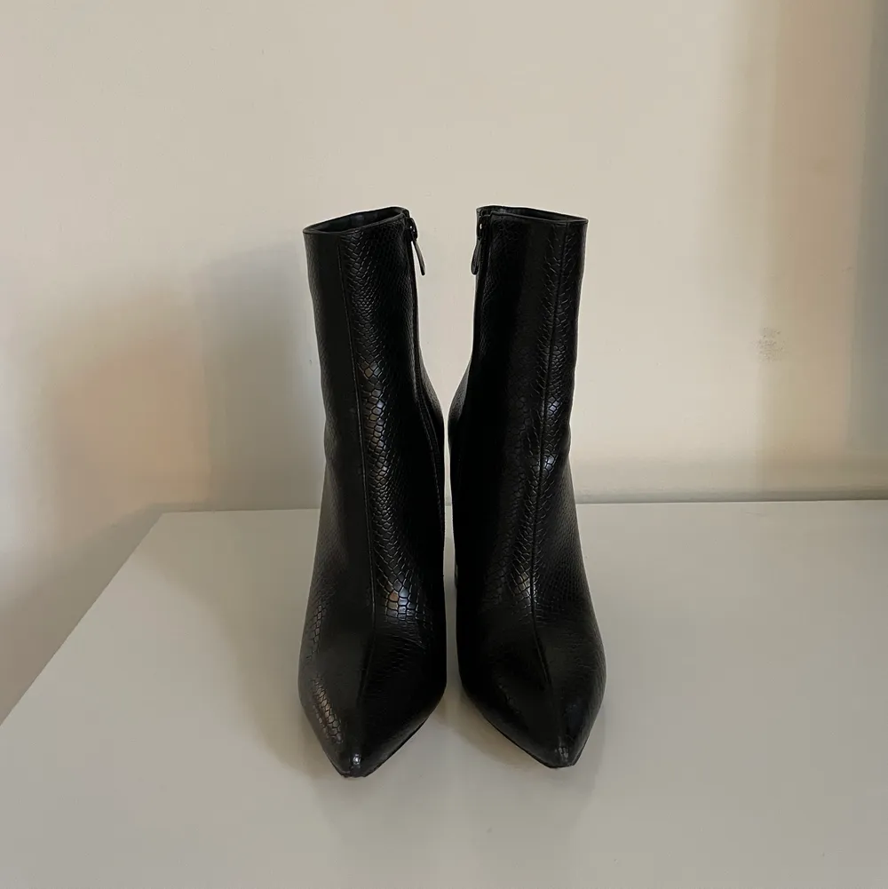 Säljer mina fina klackskor/boots från PrettyLittleThing i storlek 37! Använd endast en gång!Säljer pga för stora🤍 köparen står för frakten!. Skor.