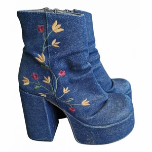 Rare deadstock Bratz platforms - Säljer finaste denim platå skorna från 90-talet. Strl 39, men passar också mig som är 38. I gott men använt skick. Super rare! 🎀🦋 för mer bilder och frågor skriv ! Its giving bratz🐬