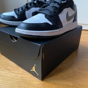 Jordan 1 Low Black Medium Gray (2021) -  Storlek: 36,5 Använd 2-3 gånger. Köpt på Restock så de är verifierade äkta. Lådan kommer med och är perfekt skick. Kan möta upp i Stockholm eller skicka med posten och för fler bilder är det bara att fråga.