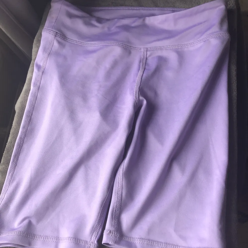 Tränings shorts från hm, formar as fint, använda sparsamt men inga konstigheter på dem, säljer pga att kag inte har någon användning för de, ordinarie priset  är 99 kr. Shorts.