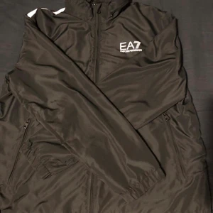 EA7 jacka - Emporio Armani jacka (EA7) Storlek XXL men sitter som L -XL FINT SKICK 