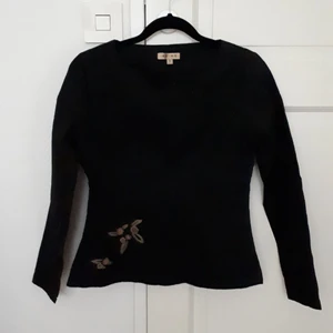 Kinesisk unik svart blus - En unik topp från Kina! Älskar dess detaljer som knapparna och broderierna, men tyvärr för liten för mig :( Storleken är S, men passar mer en XS.💗