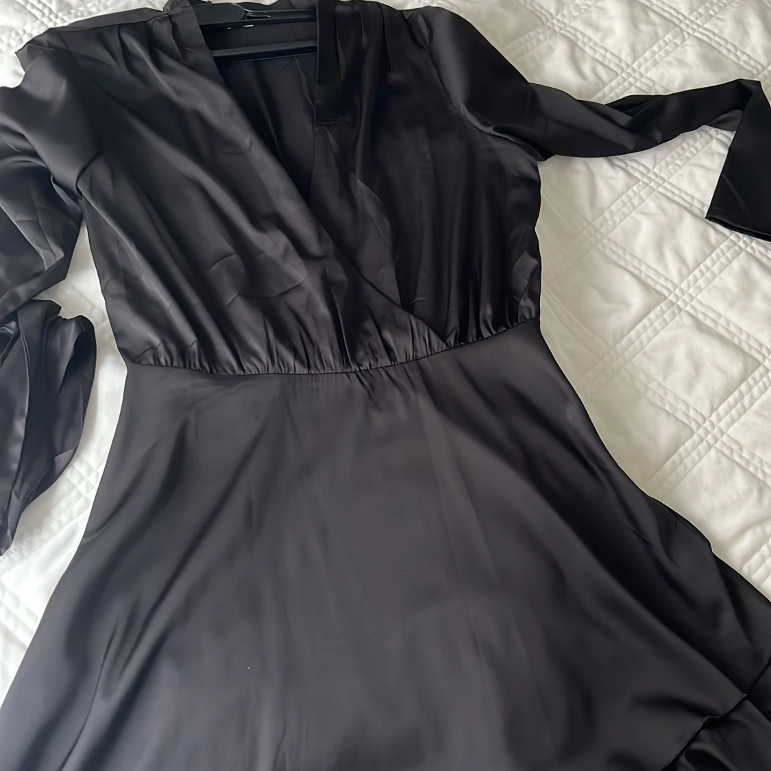 V ringad klänning satin 