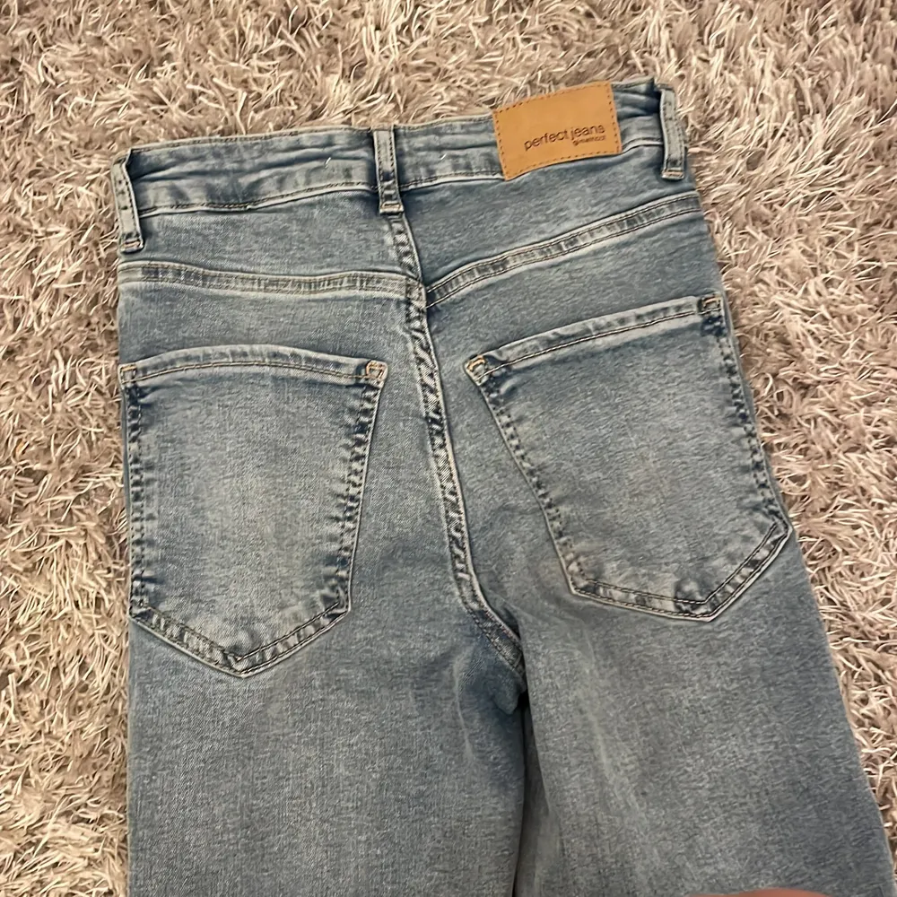 Säljer mina fina slit jeans från ginatricot pga att dom är för små. Köptes i januari och har använts några gnr men är i bra skick. Skriv privat till mig om ni är intresserade💕 köparen står för frakten. Jeans & Byxor.