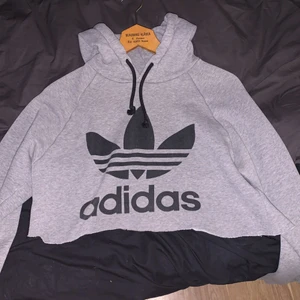Adidas hoodie avklippt - Adidas hoodie storlek S (herrstorlek) i fint skick. avklippt till magtröja precis över fickan. 