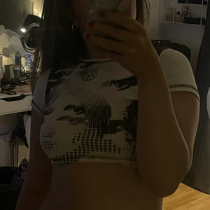 topp - Säljer min super snygga topp som aldrig kommit till användning:( 💚 100kr plus 50kr frakt 