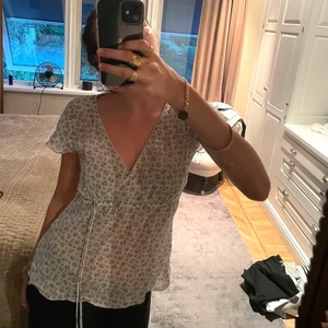 🌸 Sommarblus 🌸 - Härlig sommarblus Vintagekap i storlek S Så fin nu på sommaren 🌸 Kan postas 🌟  