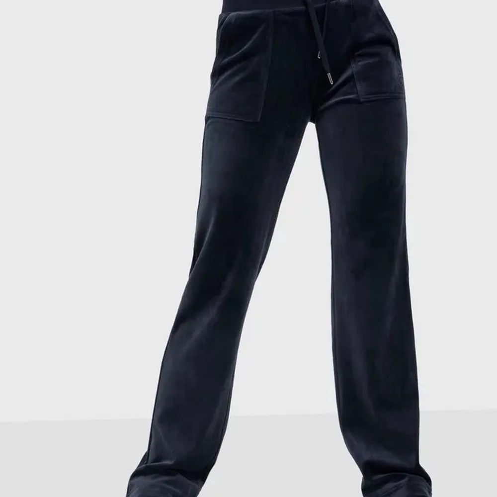 Hej jag söker ett par juicy byxor med fickor i mörkblå. Jag söker dom för ett rimligt pris (runt 500-600kr). Jeans & Byxor.