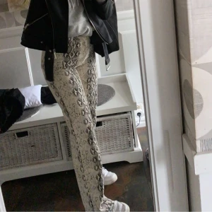 Jeans från zara - Säljer dessa skitsnygga jeans då de är försmå för mig. Storlek 36