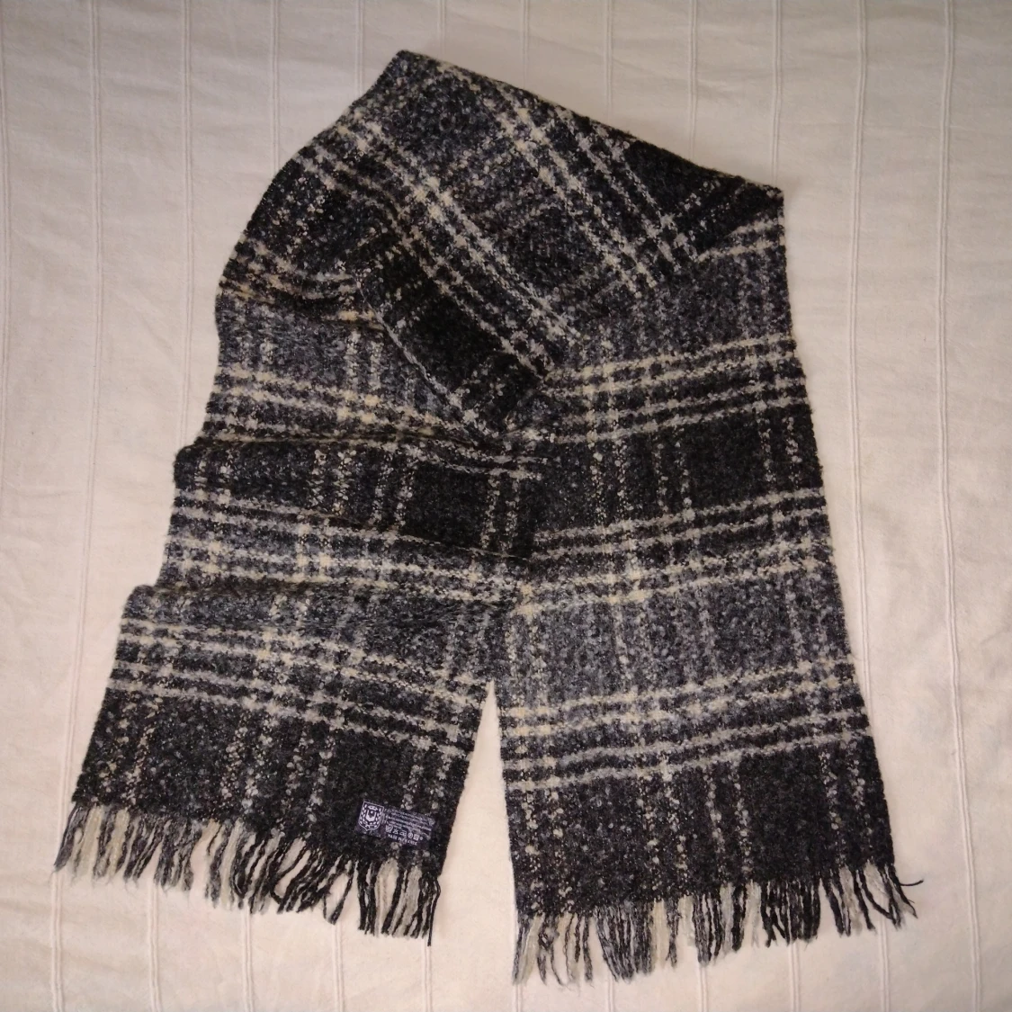 Svart/grå/beige/vit rutig halsduk med fransar, Made in France - 90