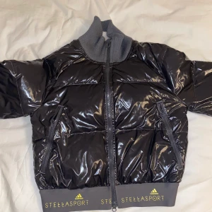 Stella sport adidas jacka  - Vill du sticka ut i höst? Cool jacka från Stella sport med adidas😍. Fint skick men kommer inte till användning!  