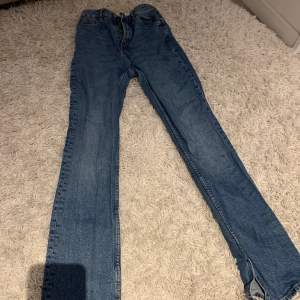 Mörkblå jeans från hm med slits i slutet. Storlek 36💕 köparen står för frakt!