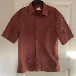 Helt ny filippa K skjorta - Oanvänd Filippa K skjorta i storlek 46/s Sitter som en M Nypris 1400kr