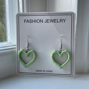 Örhängen - Dessa super coola örhängen köpta från shein. Aldrig använda inte ens provade. Perfekta till vardags och fest. Tveka inte att skriva för flera bilder eller något du undrar över❤️