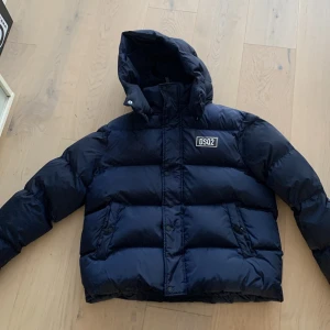 Dsquared2 jacka storlek 160/14years old  - Andvänd ca 2 gånger ny pris 3890 Ej sönder någonstans Kom privat för ett pris 