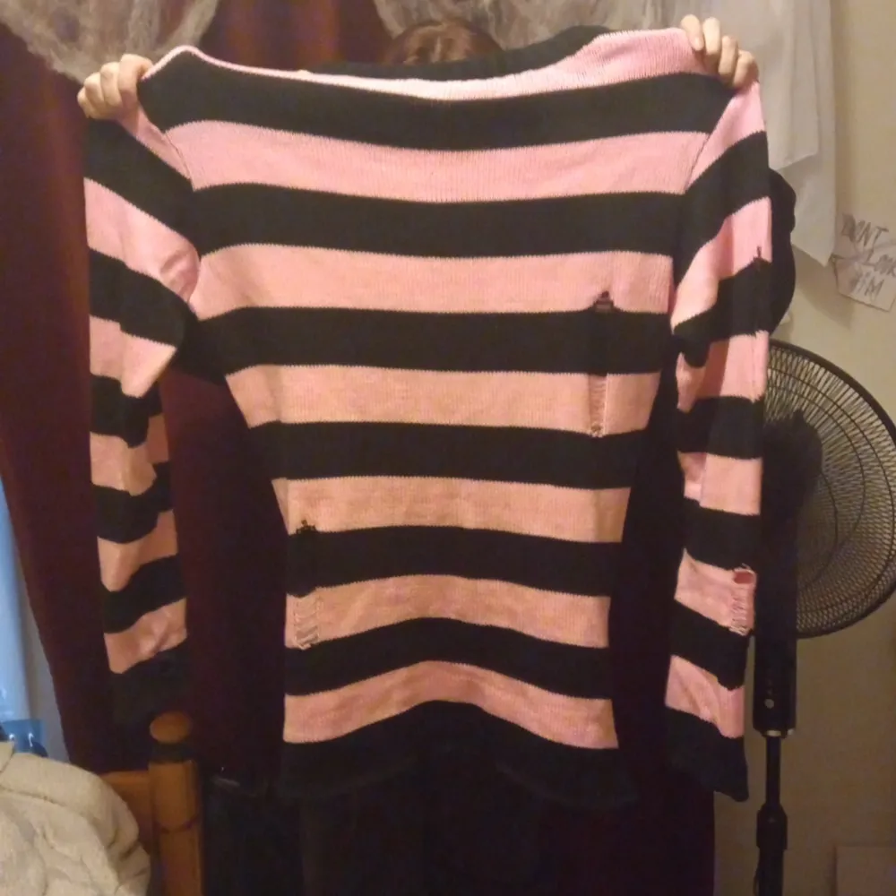 Rosa svart randig tröja från cum clubwear, den e storlek L och är nyskick, knappt använd. Hoodies.