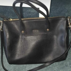 Furla handväska - Jättebra skick.  32x25 cm- exk handtag. Finns även ett längre band