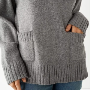 Grå stickad tröja  - En stickad grå tröja från Carin Wester. Är i storlek Xs, men känns som en M. Köpt på Åhléns för 500kr. Aldrig använd. Säljes pga passar inte mig som jag tänkt mig. Köp helst via köp nu💕💕💕