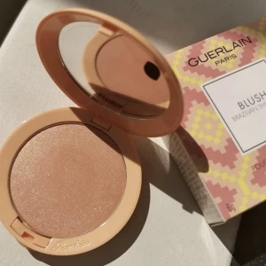 Guerlain Brazilian Shimmer Blush Limited Edition Värd mellan 550-700:- - Knappt använd. Görs ej längre. Jättefin men måste rensa. Fraktsumman blir 15kr (frakt m frimärke) vid direkt swish till mig, välj ej Köp Nu isåfall. Samfraktar för minsta möjliga frakt kostnad för dig. Kontakta mig angående detta