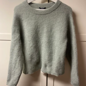 Stickad tröja  - En mintgrön stockad tröja från lindex. Super härligt material. 