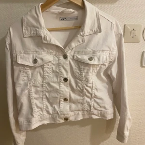 Vit jeansjacka  - Vit jeansjacka från Zara. Använd fåtal gånger. Finns en liten liten fläck som borde gå bort med fläckborttagning. 