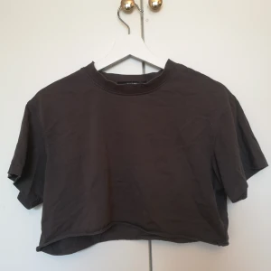 Box crop top - T-shirt i box stil. Väldigt croppad. Bra skick