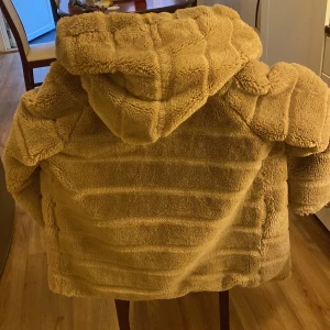 Päls jacka  - Använd några gånger, bra skick, varm till vintern. 