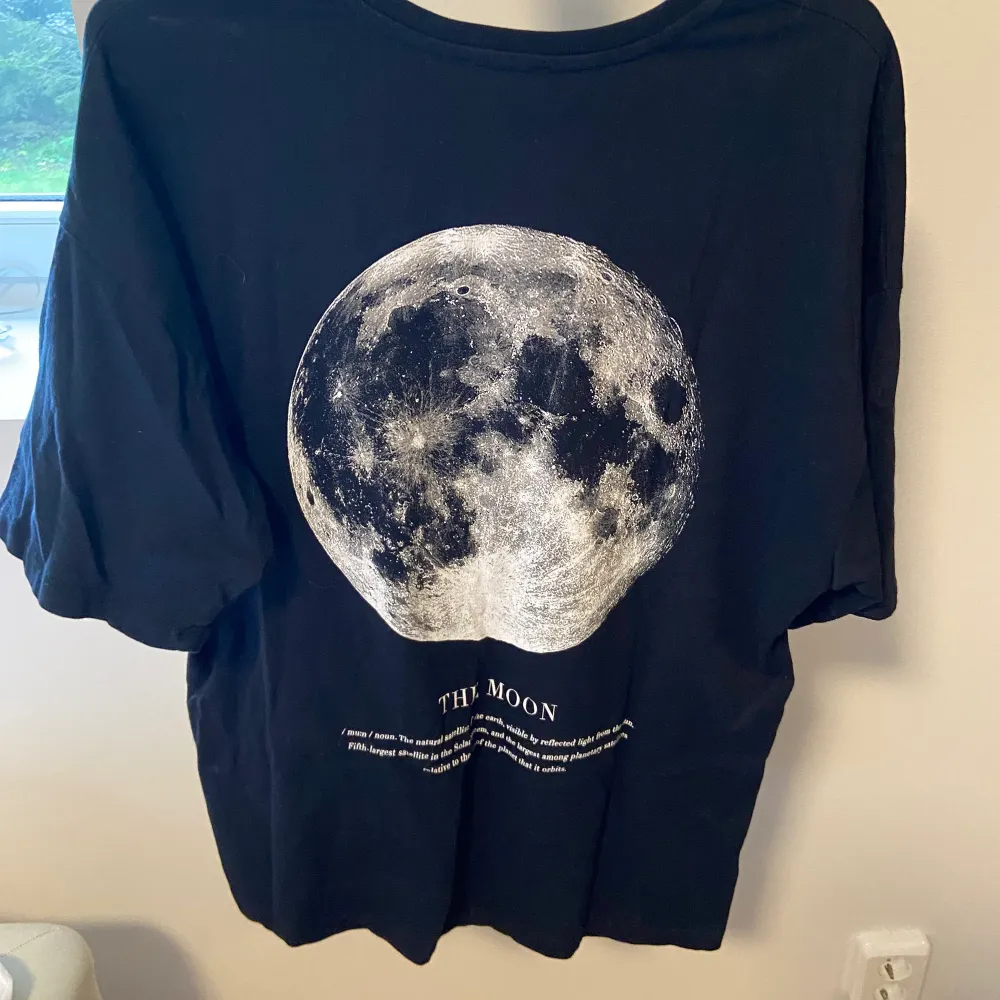 svart oversized t-shirt med månen på ryggen😍 använd men inte så det märks, hör av dig för fler bilder! köparen står för frakt❤️. T-shirts.
