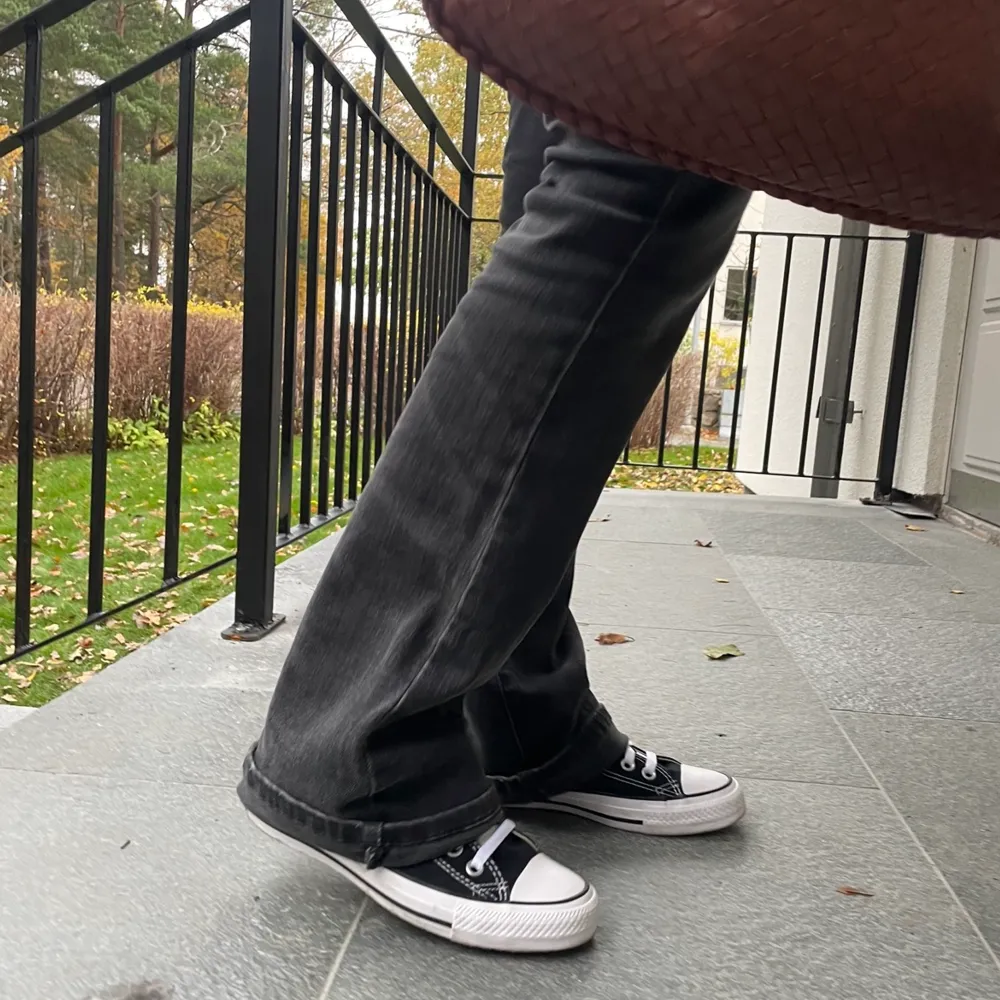 Säljer dessa oanvända ursnygga låga converse som är helt perfekta nu till hösten! Passar till absolut allt, pris kan diskuteras vid snabb affär!. Skor.