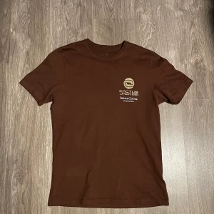 Travis scott X Nike t-shirt - Säljer min tvär feta Travis Scott x Nike T-shirt som jag köpte på SNKRS appen. Pris kan diskuteras vid snabb affär. Benim lovar även att man får extra tur på prov med den på!