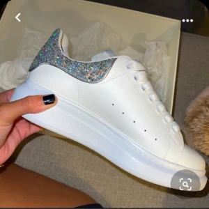 Alexander Mqueen sneakers - Intressekoll på mina absoluta favoritskor som jag köpte för precis ett år sedan, på Mytheresa🫶🏻 allt finns kvar, box, extra skosnören osv! Skriv för fler bilder