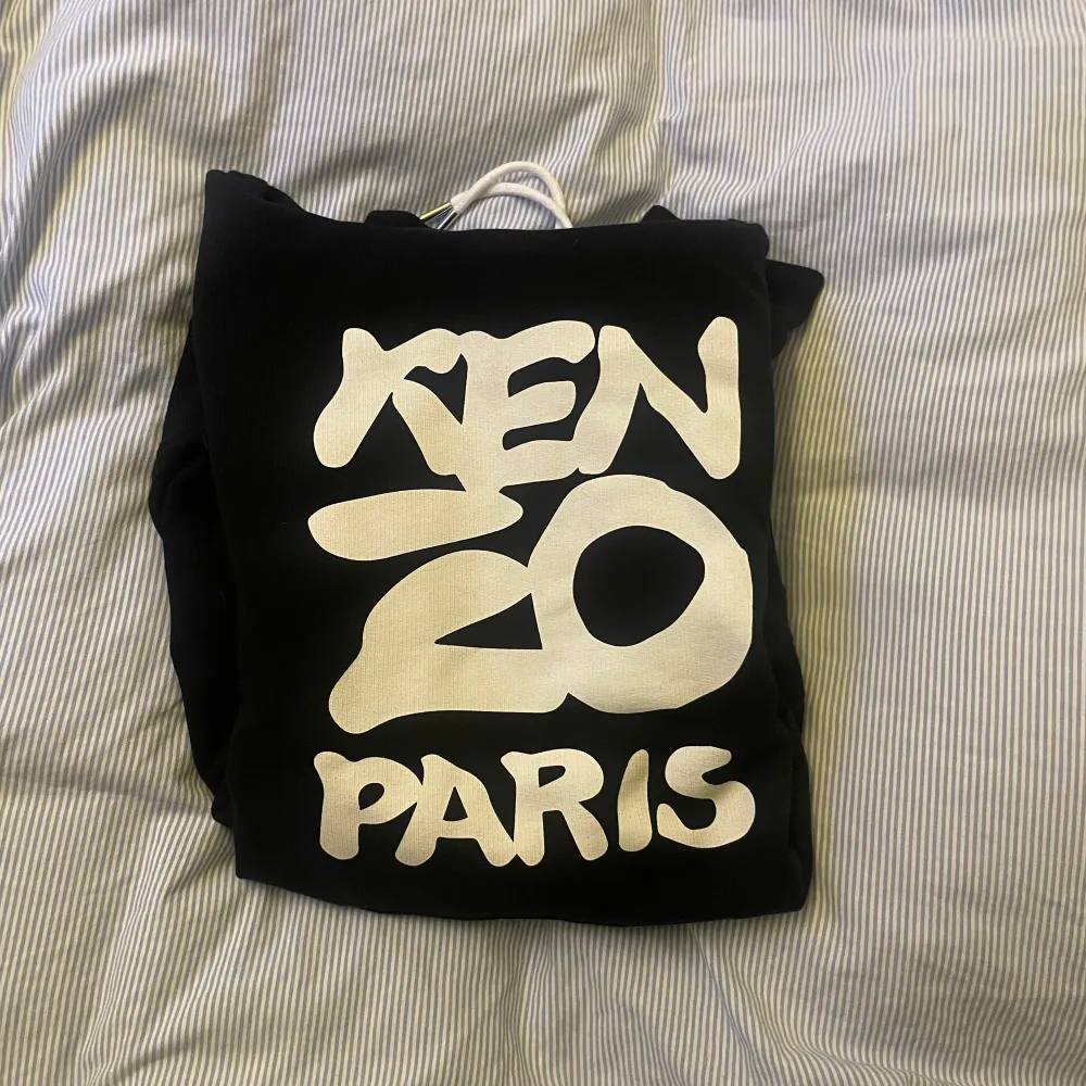 En svart kenzo hoodie med vitt text  Skick-9/10 kom tyvärr aldrig till användning  Passform- 10/10 väldigt skön att använda  Nypris- cirka 3000 kr  Storlek S- men passar perfekt på mig som är cirka 180  . Tröjor & Koftor.